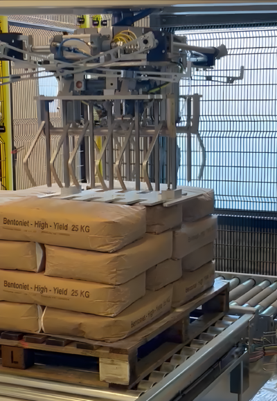 De Bentoniet Fabriek Europack Winner 300 robotpalletiser met pallettransport