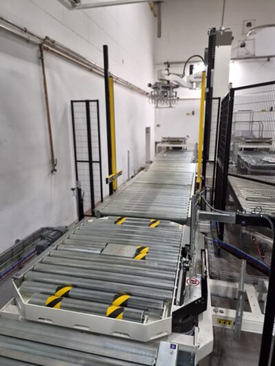 Pallets worden aan- en afgevoerd via rollenbanen
