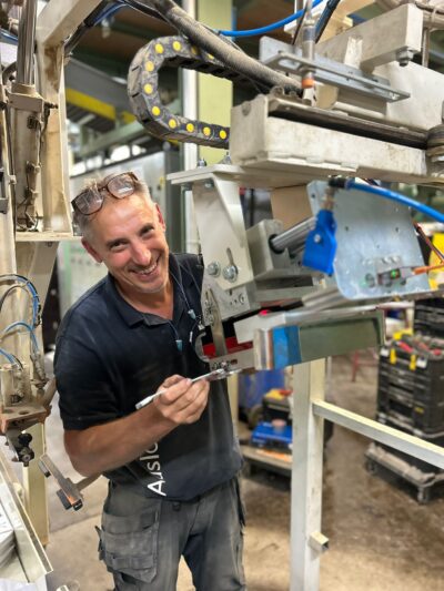 Ausloos-medewerker Freddy aan de slag bij de opstart van een verpakkingslijn.