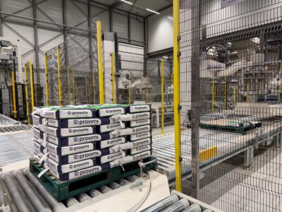 Een gestapelde pallet bij de start van een verpakkingslijn