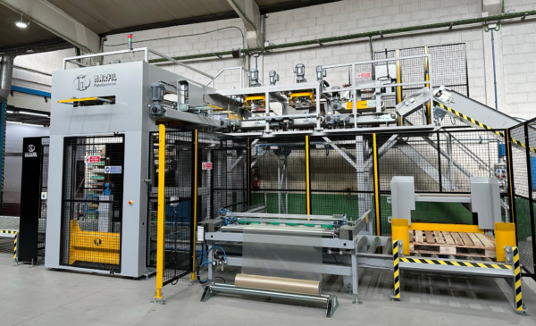 De Marfil hoogladerpalletiser staat volledig opgesteld in een fabrieksetting