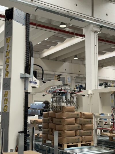 De robotpalletiser bij Tulip Cocoa aan het werk om zakken netjes te stapelen op pallets