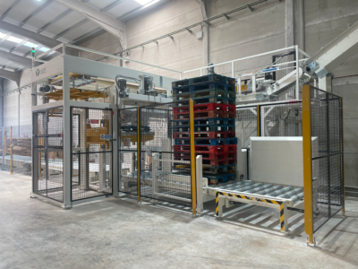 Een stapel met pallets staat klaar in de Marfil hoogladerpalletiser