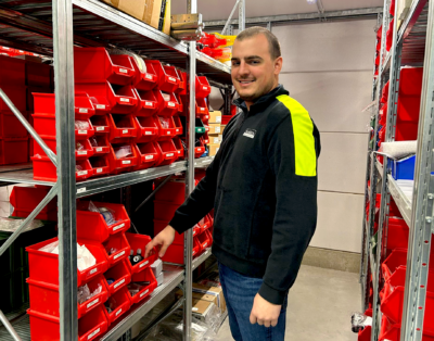 Medewerker Mirko in het magazijn met spare parts
