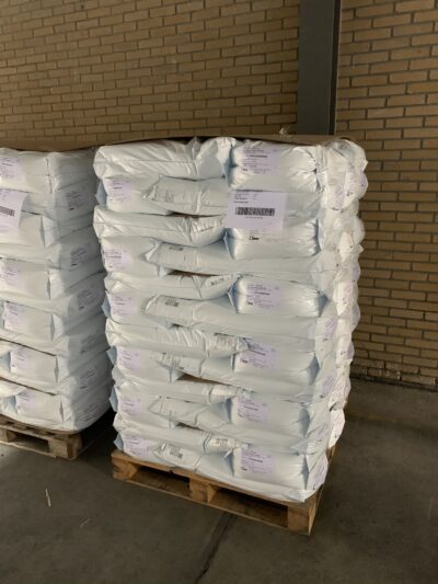 Een pallet met gestapelde zakken eigeelpoeder van NIVE