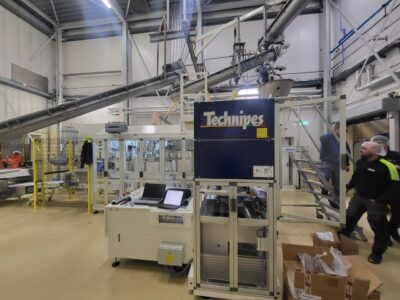De opstart van een volledige verpakkingslijn door Ausloos.